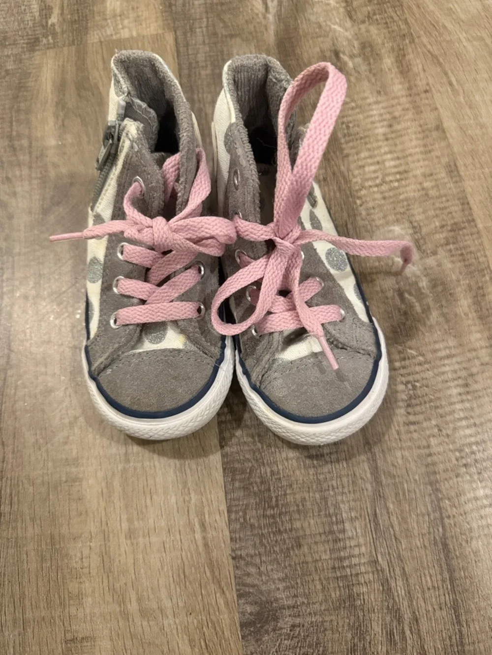 Kids' Gray Polka Dot High-Top Sneakers with Pink Laces converse Allstar size 6